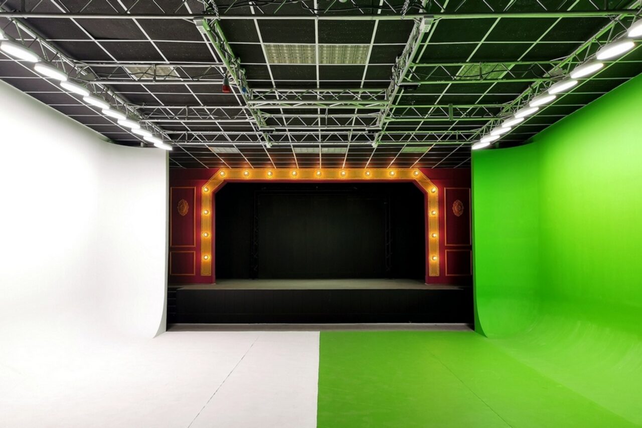 Арендовать Hall with a theater stage and chroma key