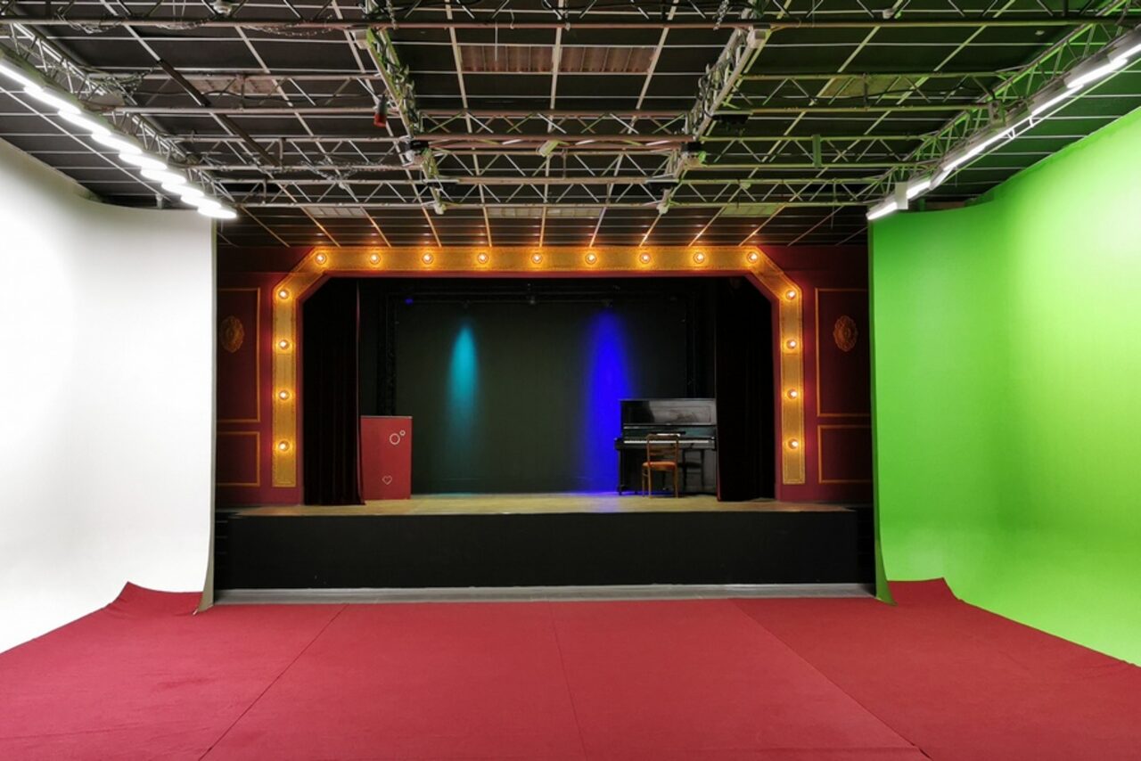 Арендовать Hall with a theater stage and chroma key