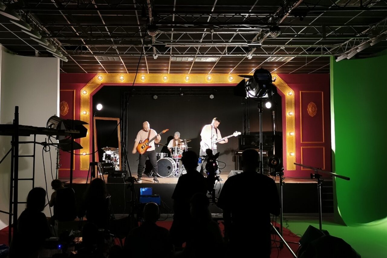 Арендовать Hall with a theater stage and chroma key