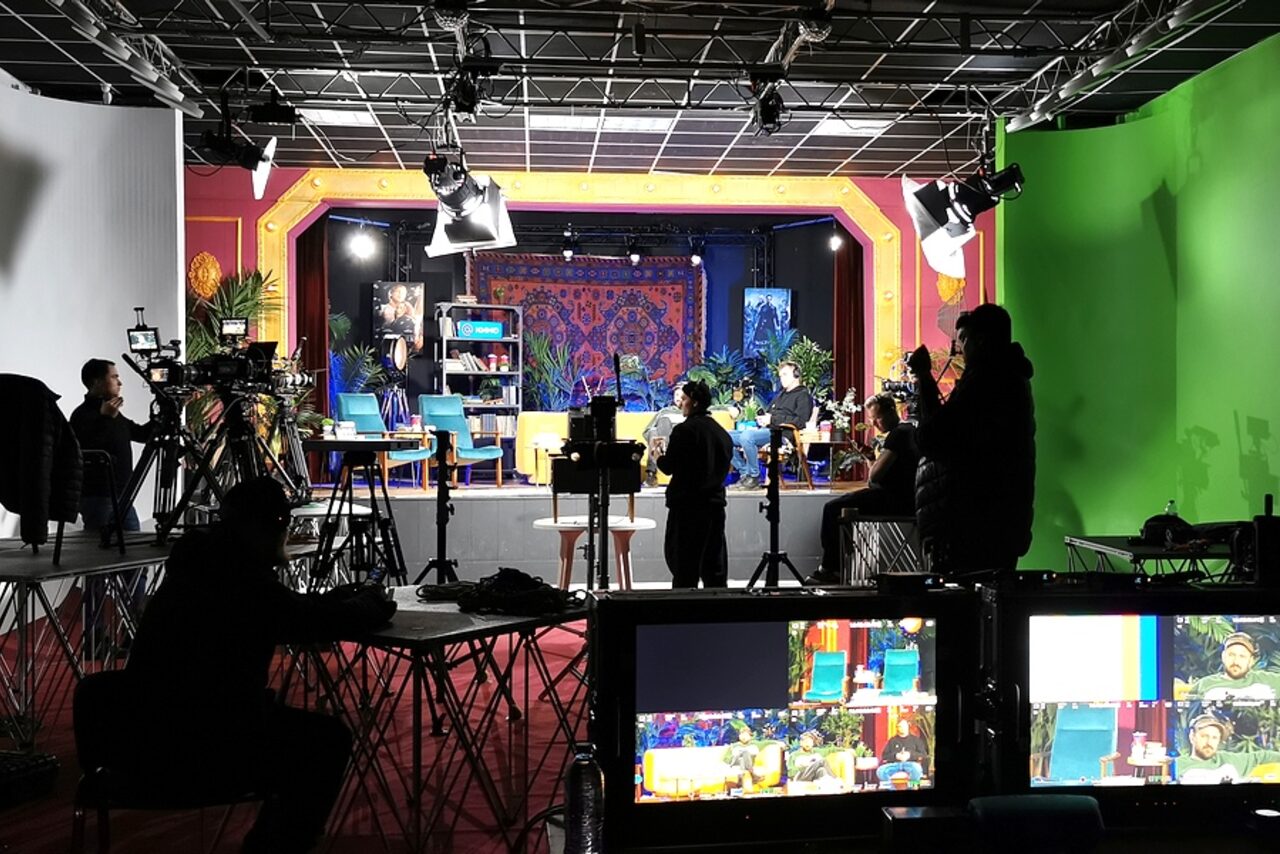 Арендовать Hall with a theater stage and chroma key