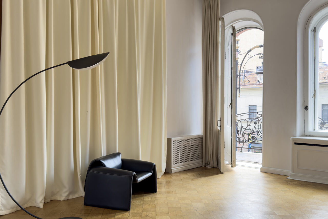 Арендовать Светлое пространство с большим зеркалом и балконом