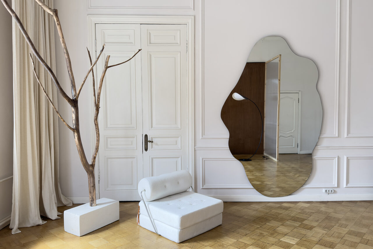 Арендовать Светлое пространство с большим зеркалом и балконом