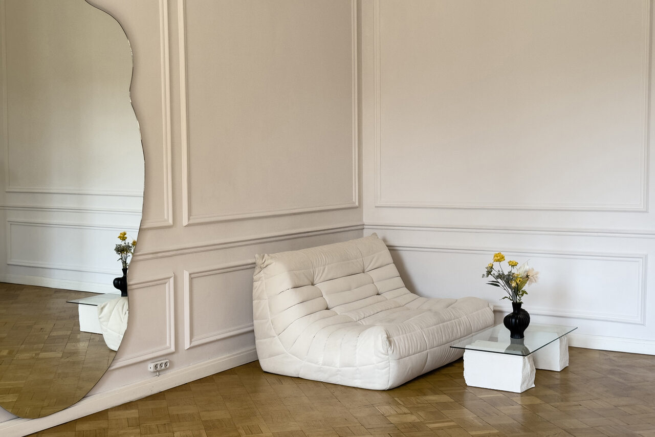 Арендовать Светлое пространство с большим зеркалом и балконом