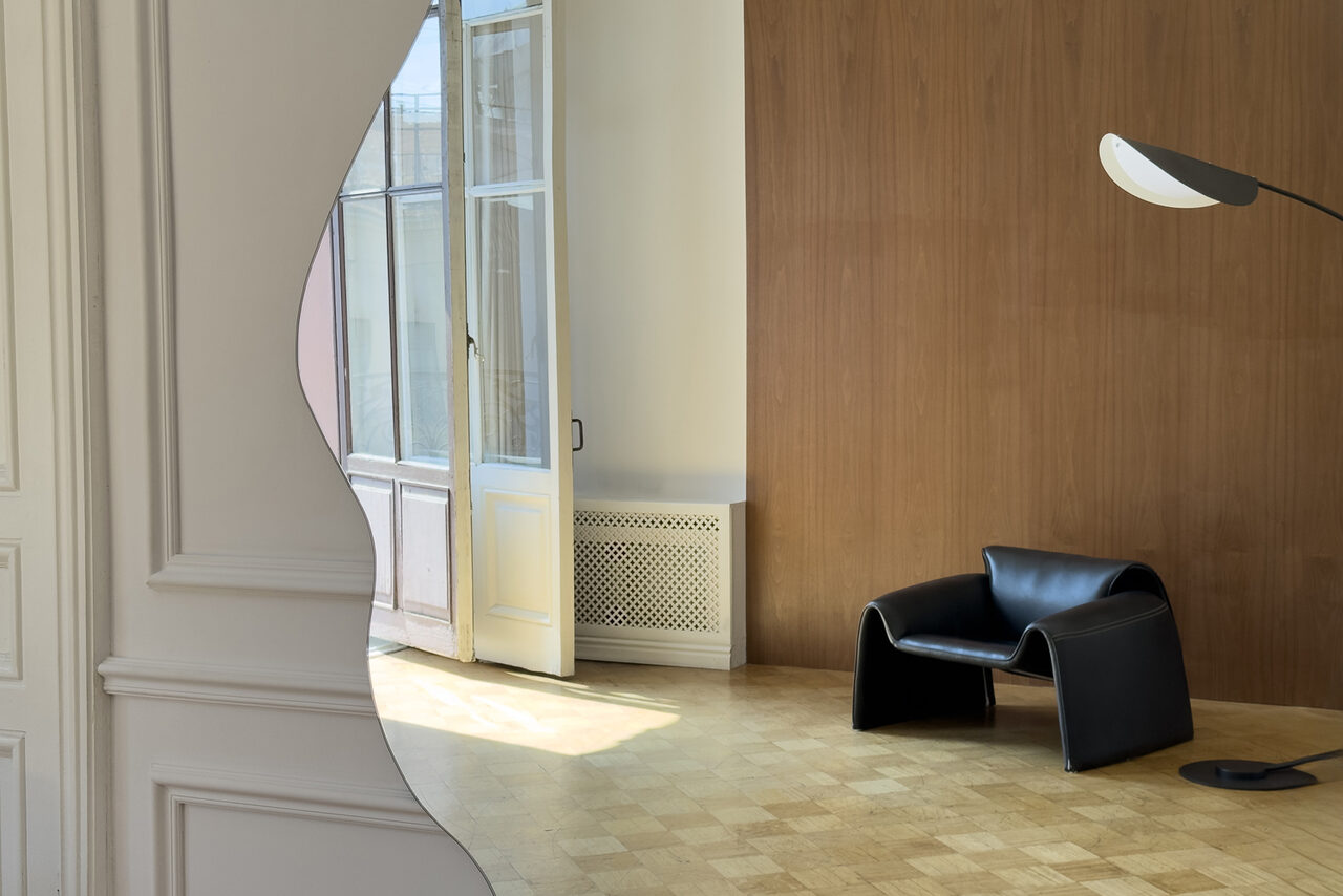 Арендовать Светлое пространство с большим зеркалом и балконом