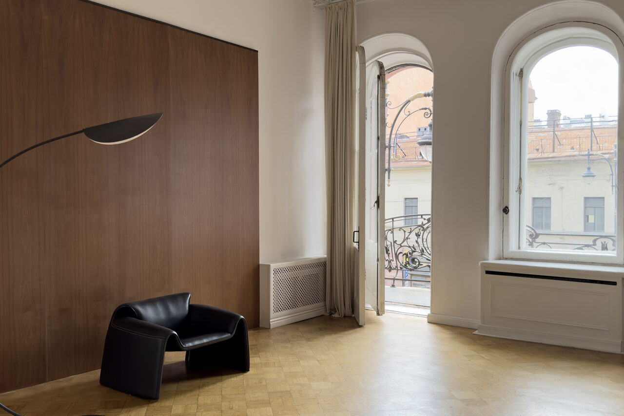 Арендовать Светлое пространство с большим зеркалом и балконом