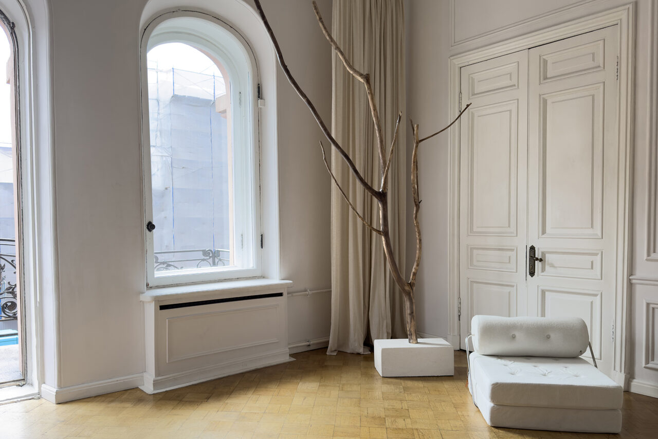 Арендовать Светлое пространство с большим зеркалом и балконом