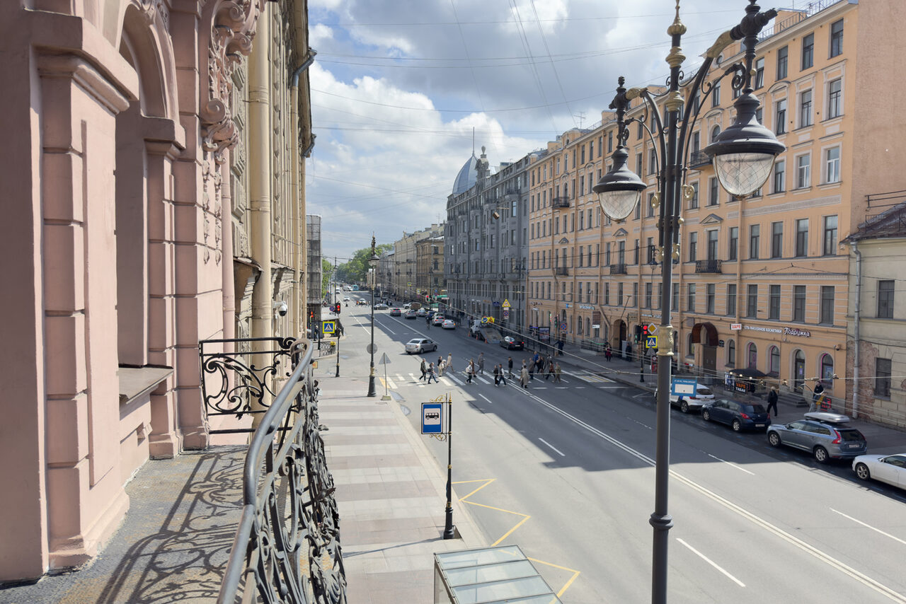 Арендовать Светлое пространство с большим зеркалом и балконом
