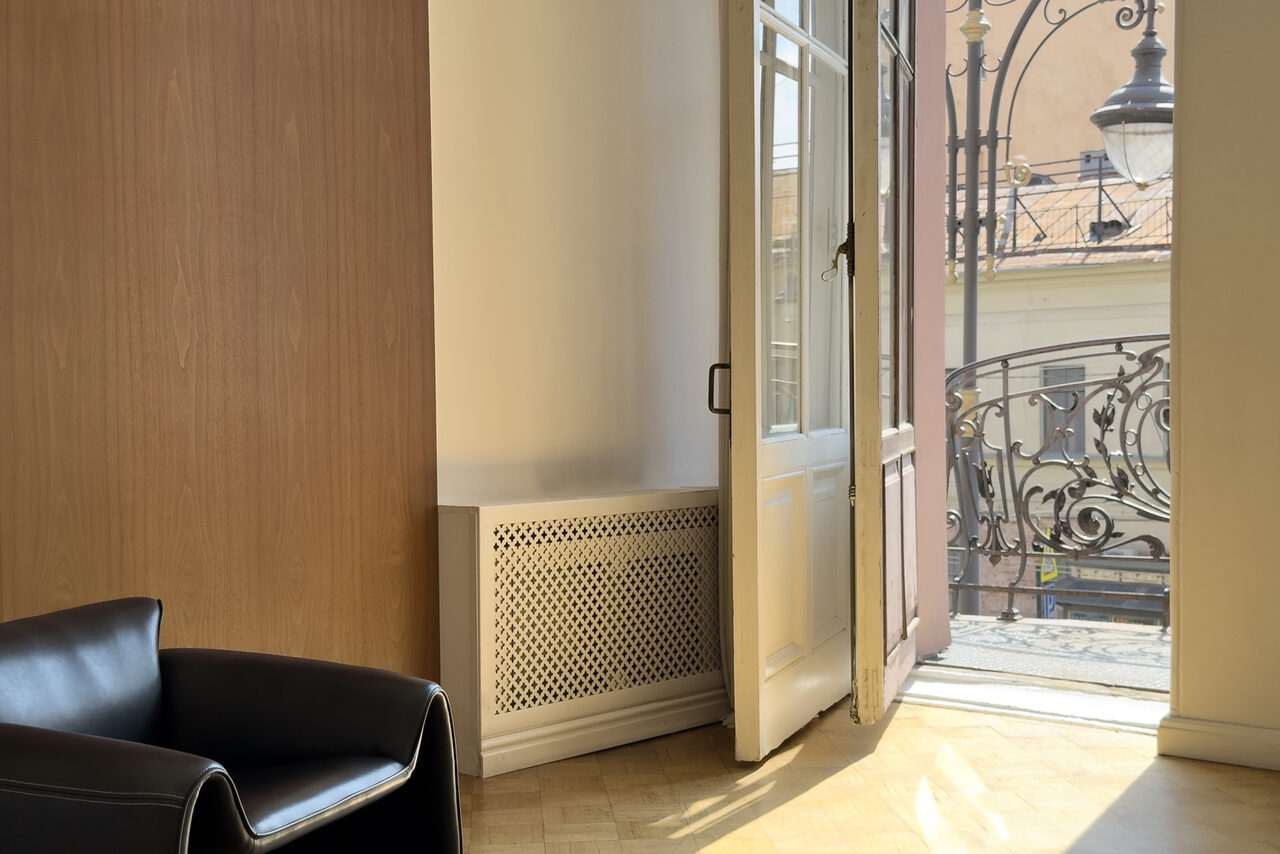 Арендовать Светлое пространство с большим зеркалом и балконом