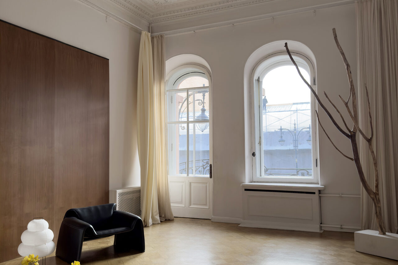 Арендовать Светлое пространство с большим зеркалом и балконом