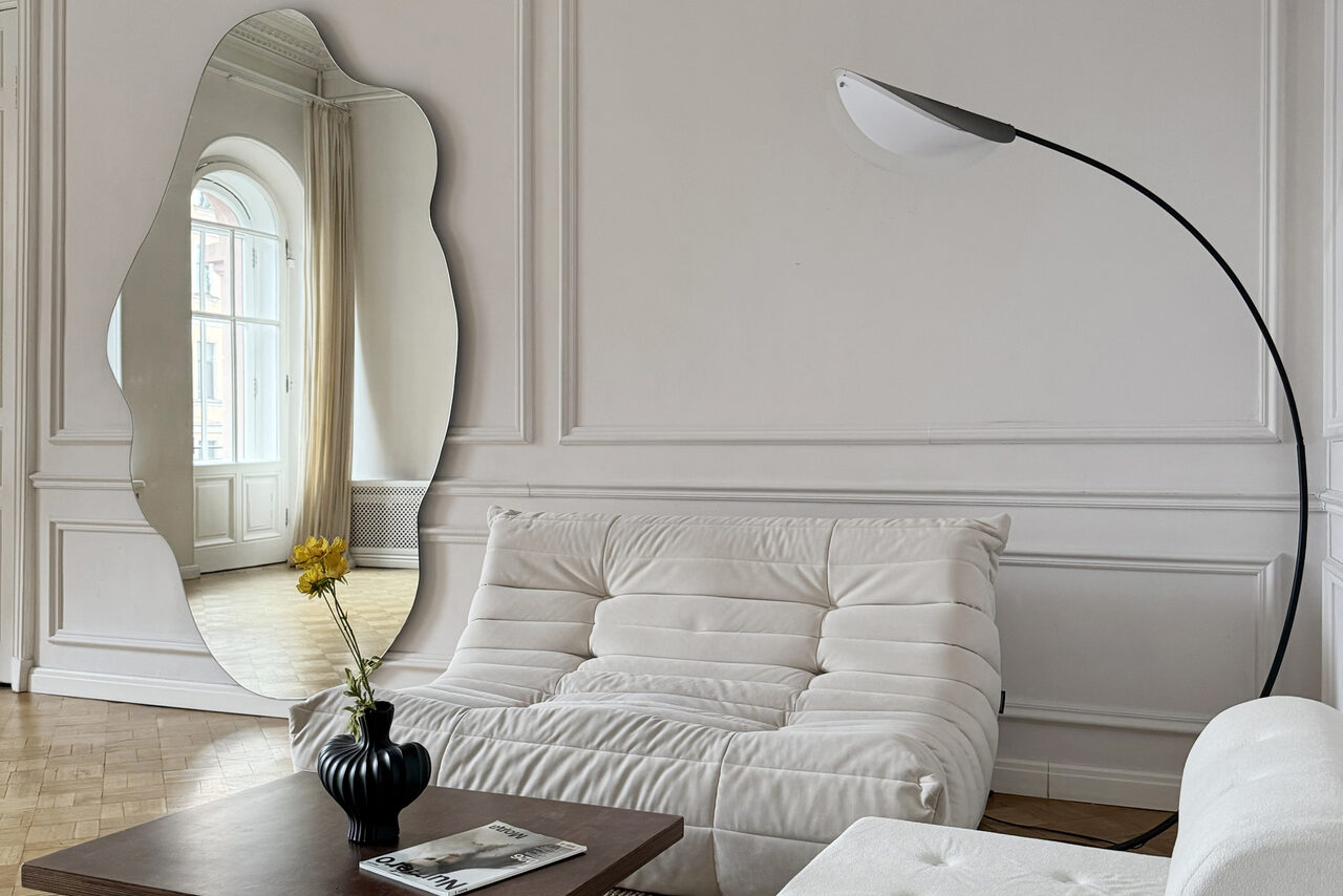 Арендовать Светлое пространство с большим зеркалом и балконом