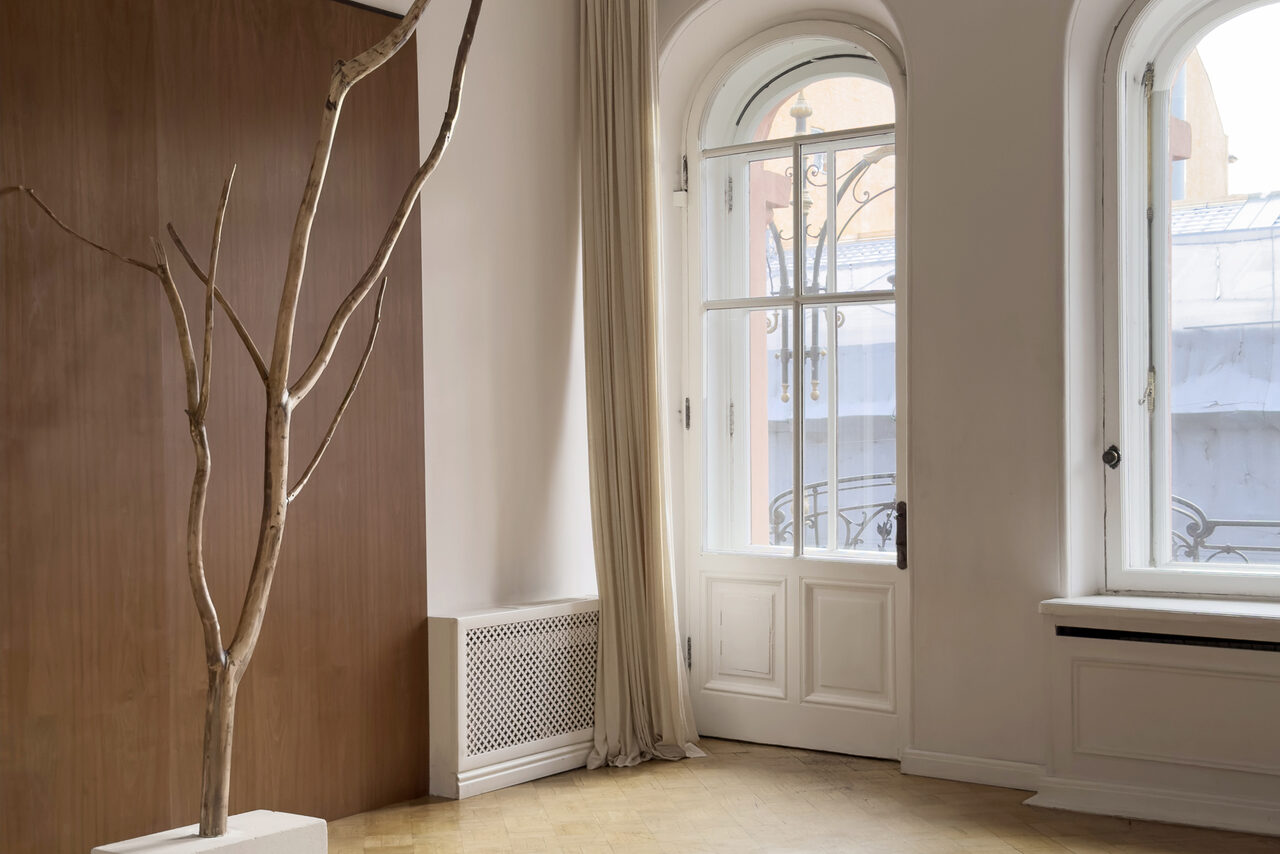 Арендовать Светлое пространство с большим зеркалом и балконом