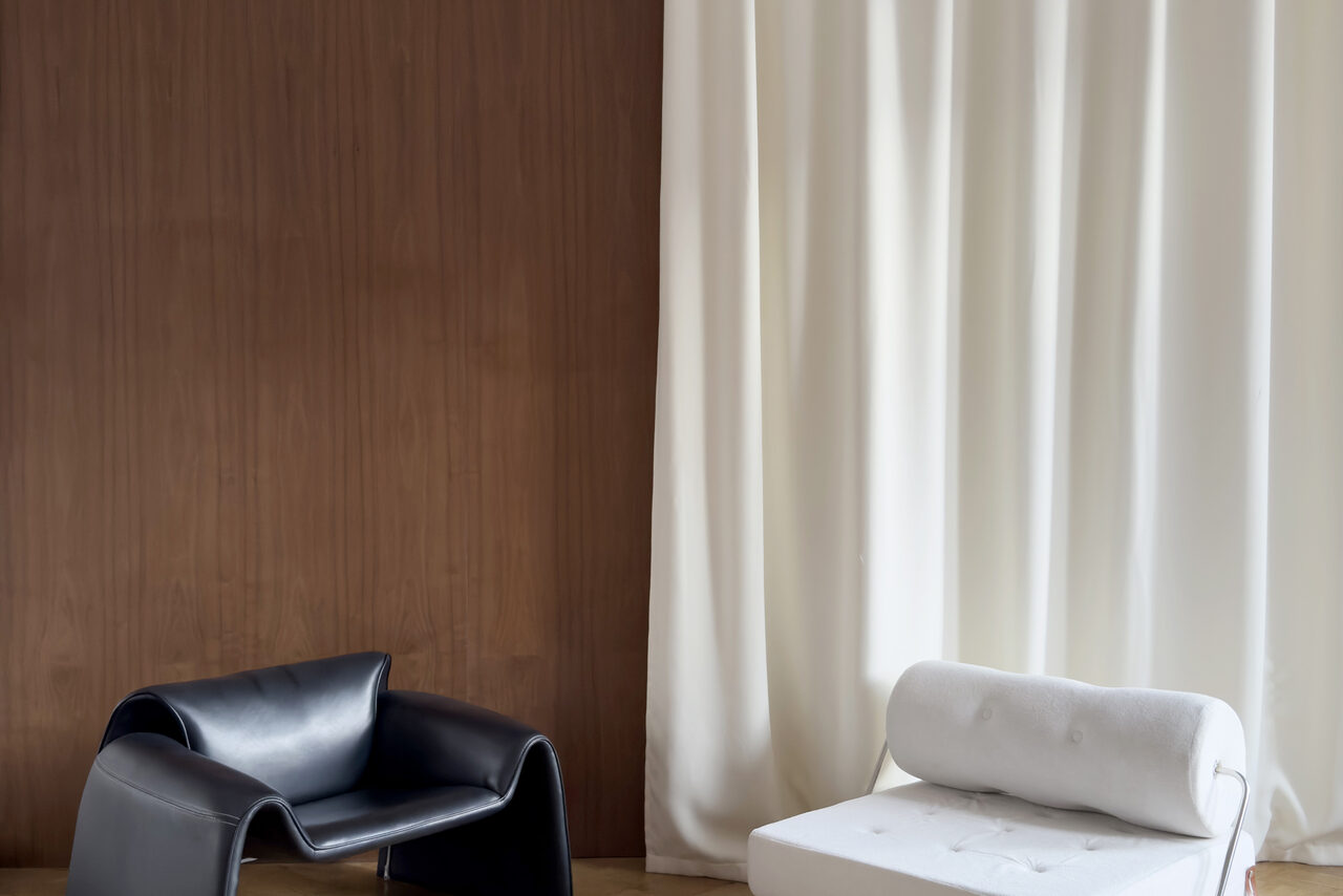 Арендовать Светлое пространство с большим зеркалом и балконом