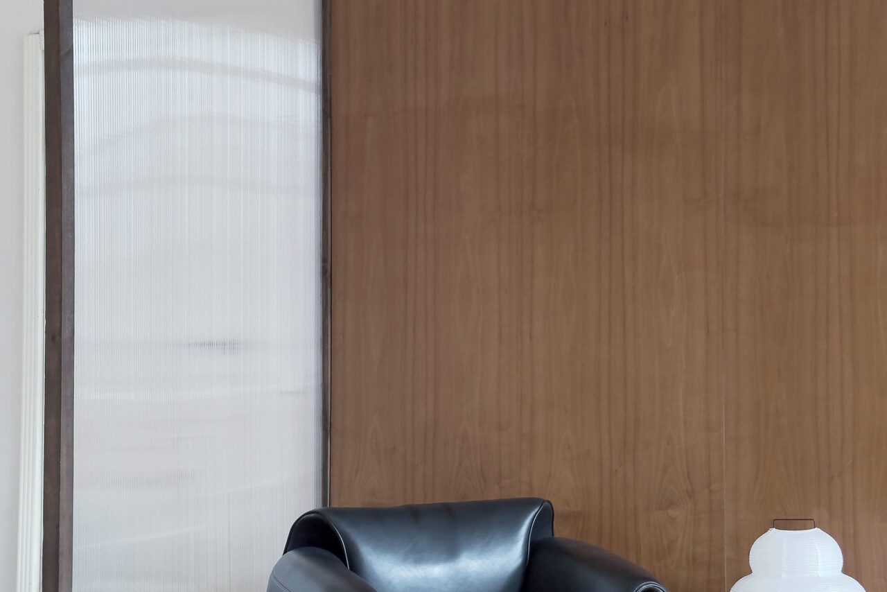 Арендовать Светлое пространство с большим зеркалом и балконом