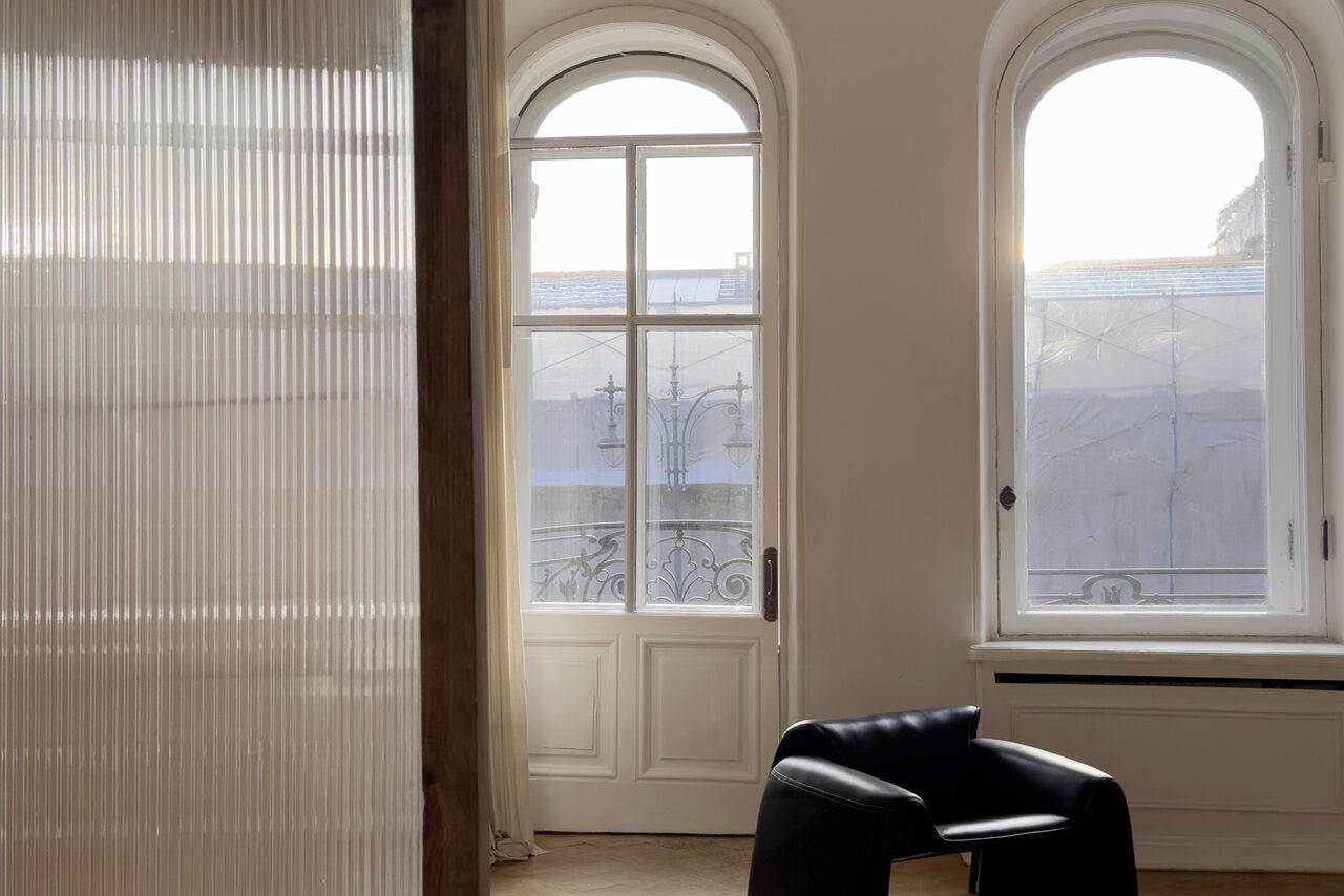 Арендовать Светлое пространство с большим зеркалом и балконом