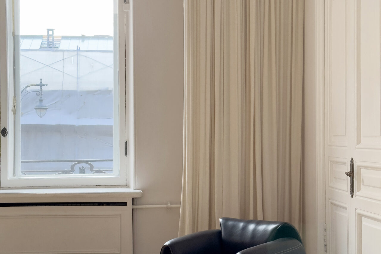 Арендовать Светлое пространство с большим зеркалом и балконом