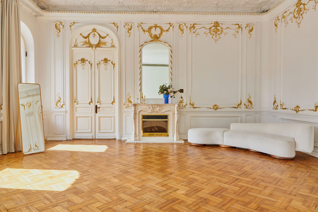 Арендовать Большой светлый зал в классическом стиле с камином