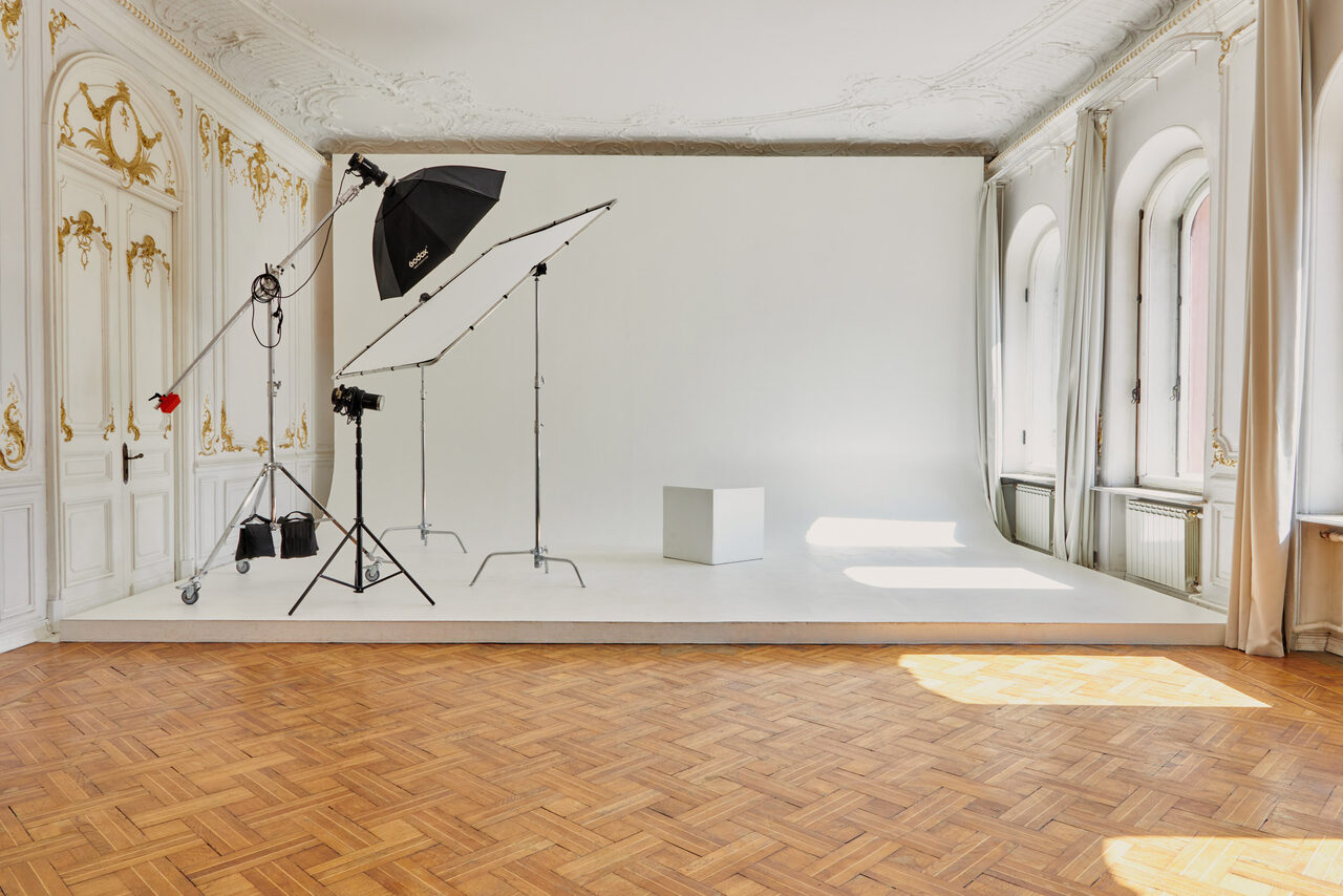 Арендовать Большой светлый зал в классическом стиле с камином