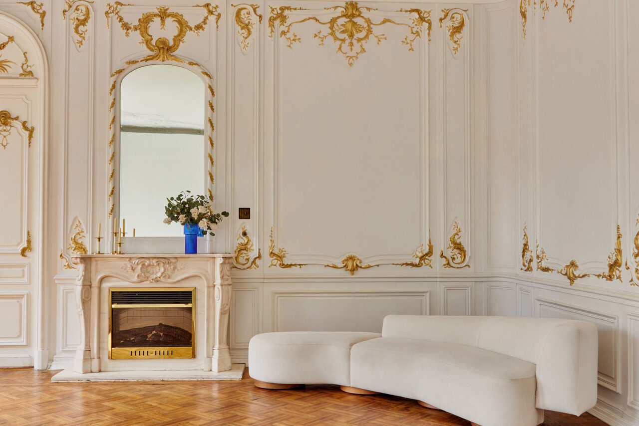 Арендовать Большой светлый зал в классическом стиле с камином