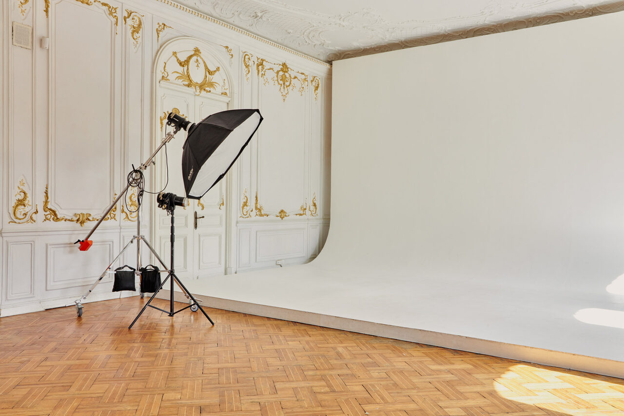 Арендовать Большой светлый зал в классическом стиле с камином