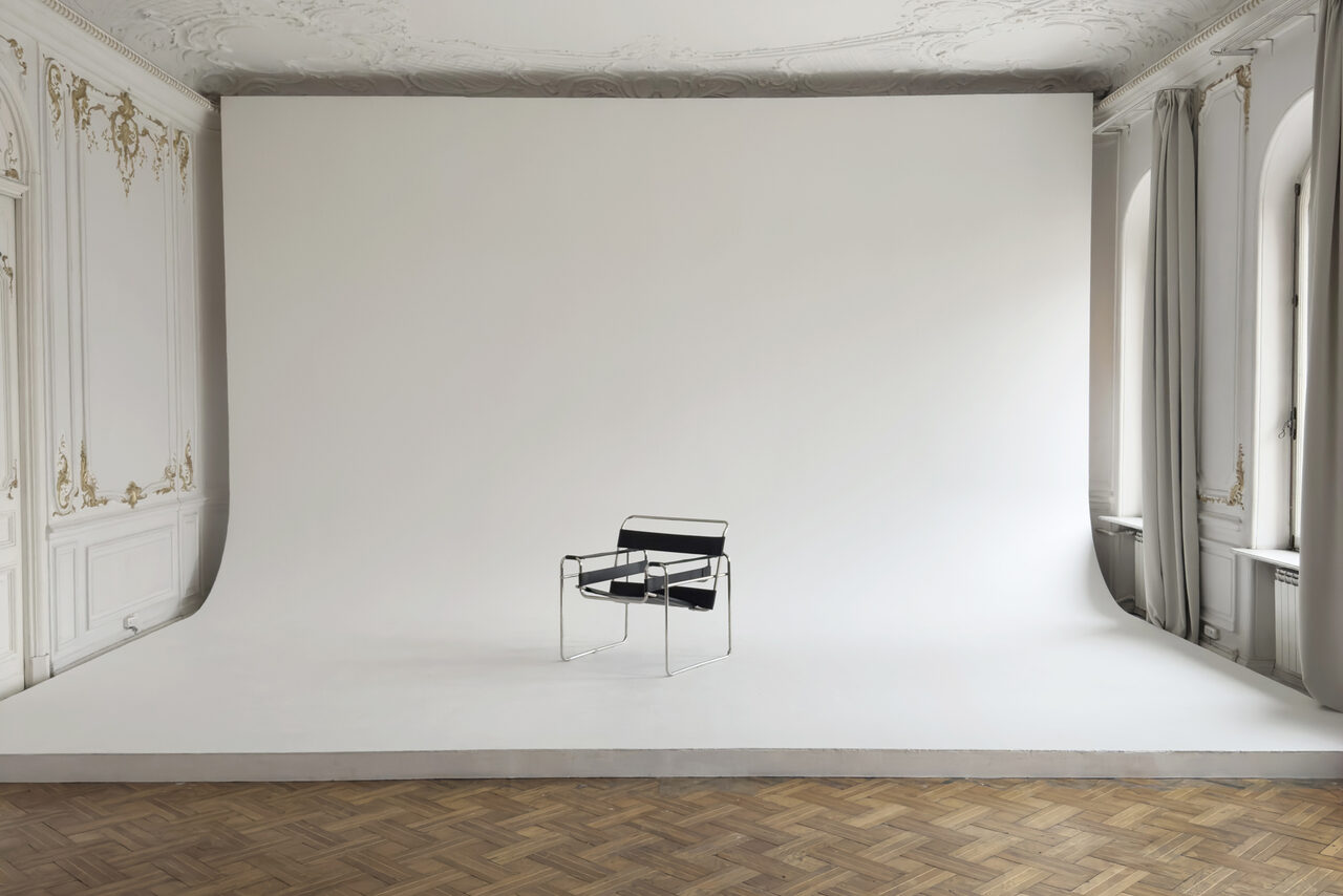 Арендовать Large bright hall in classical style with a fireplace