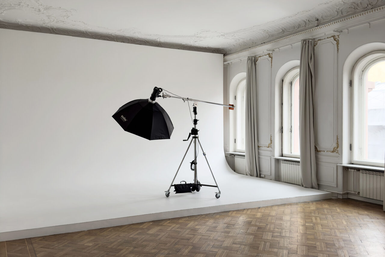 Арендовать Large bright hall in classical style with a fireplace