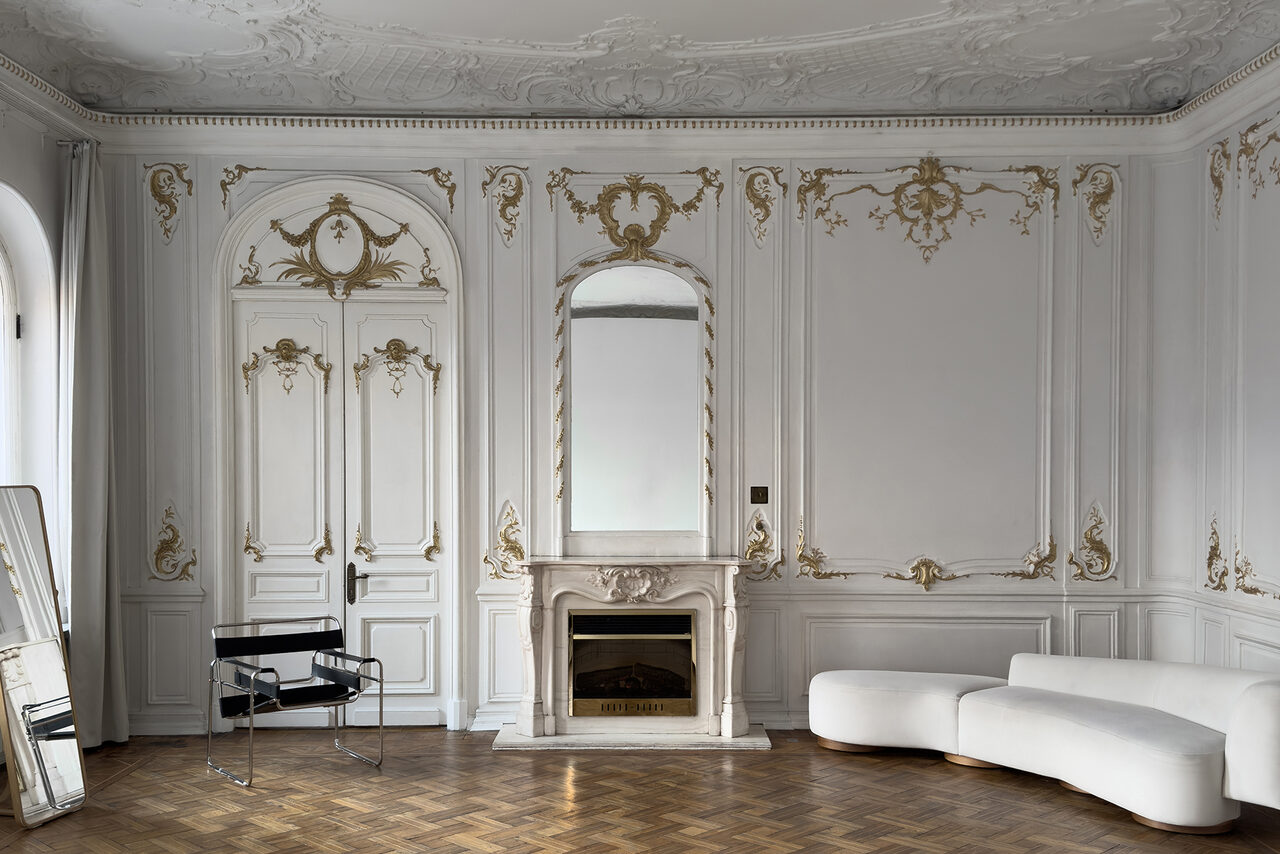 Арендовать Large bright hall in classical style with a fireplace