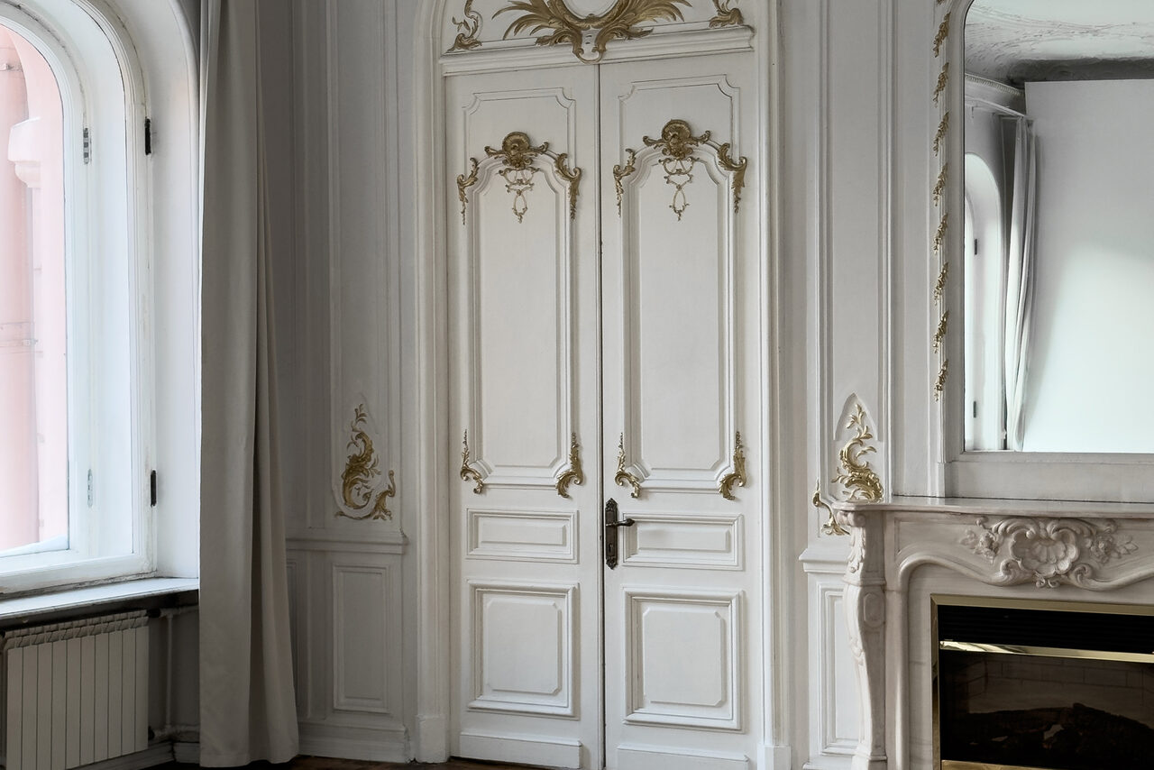 Арендовать Large bright hall in classical style with a fireplace