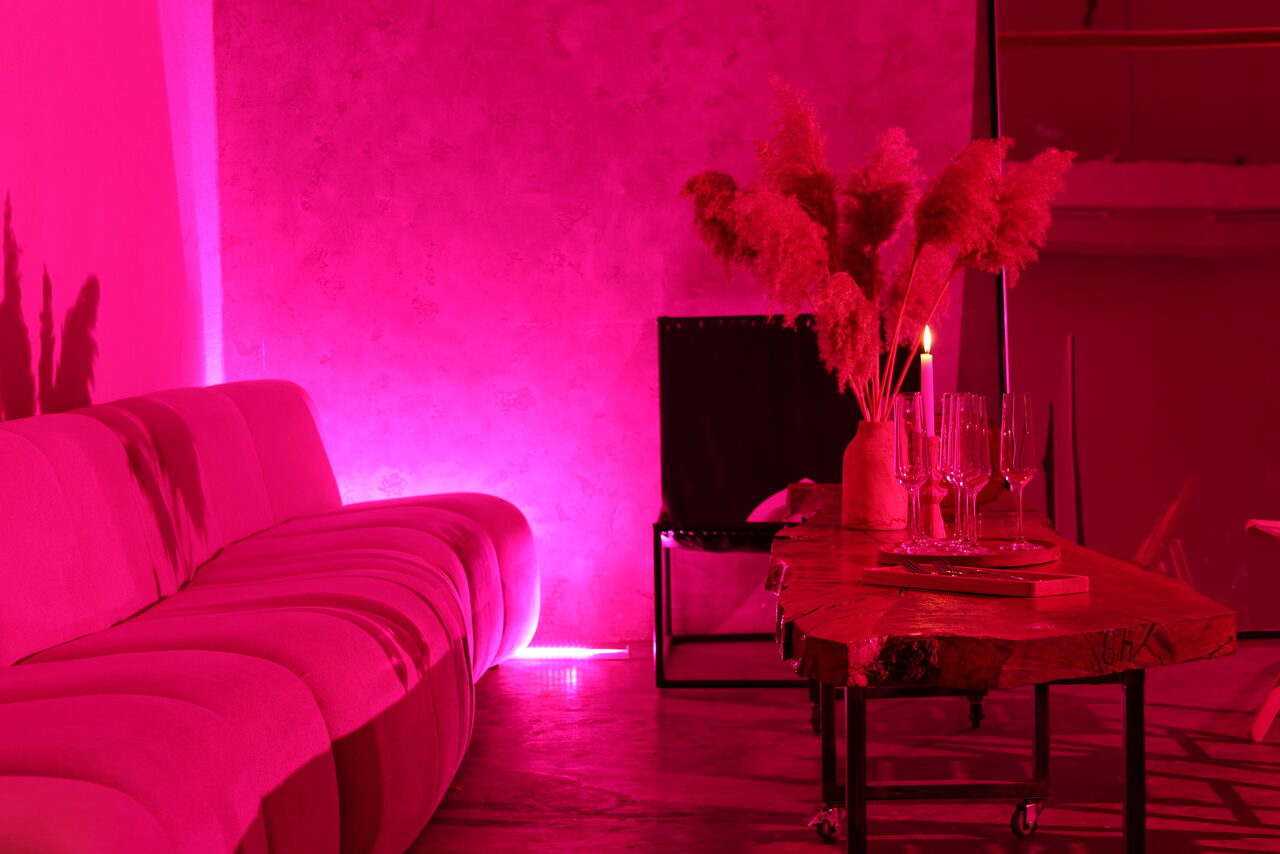 Арендовать Светлый лофт со светомузыкой и барной стойкой