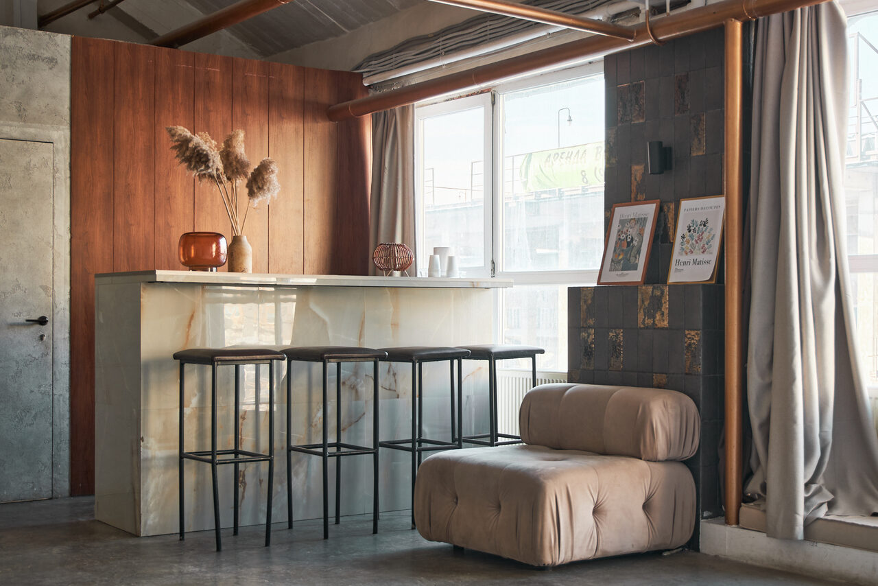 Арендовать Светлый лофт со светомузыкой и барной стойкой