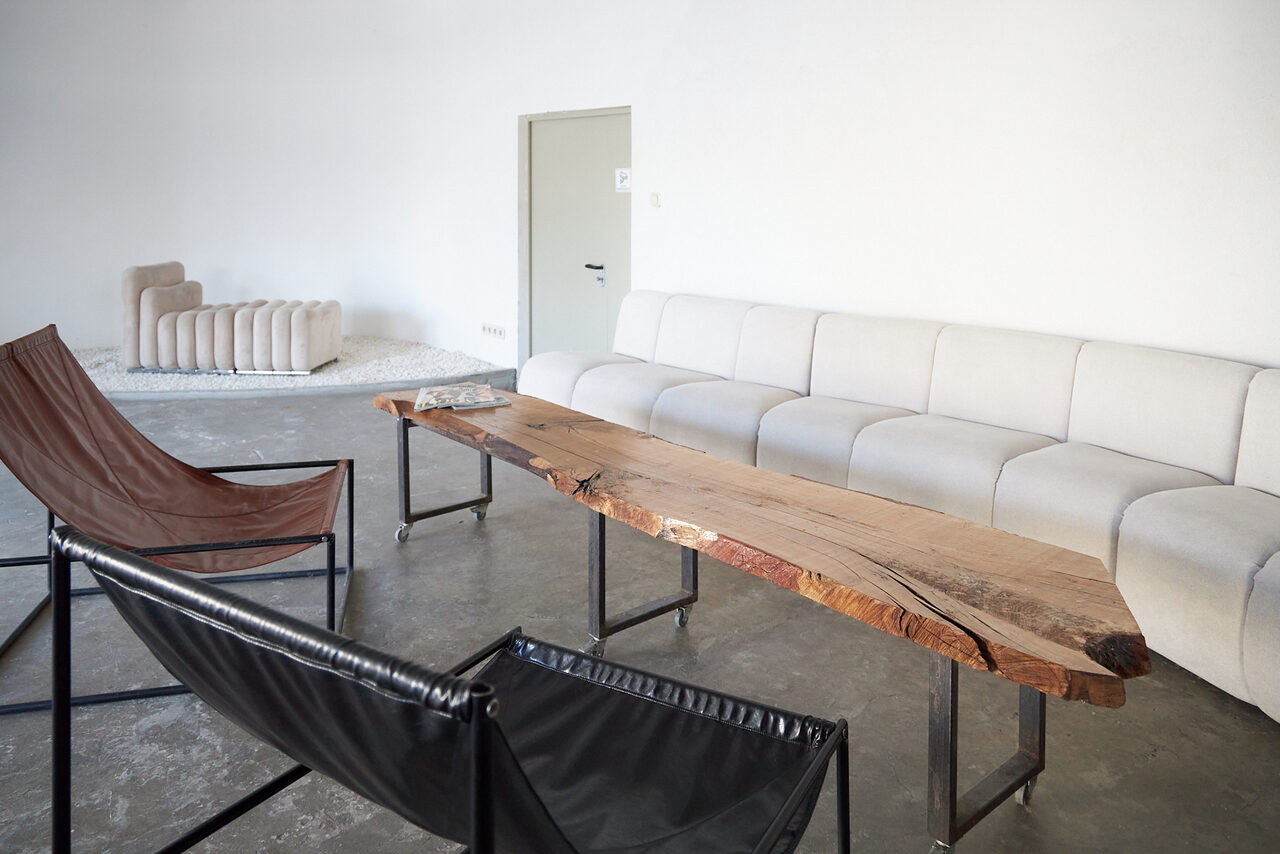 Арендовать Светлый лофт со светомузыкой и барной стойкой