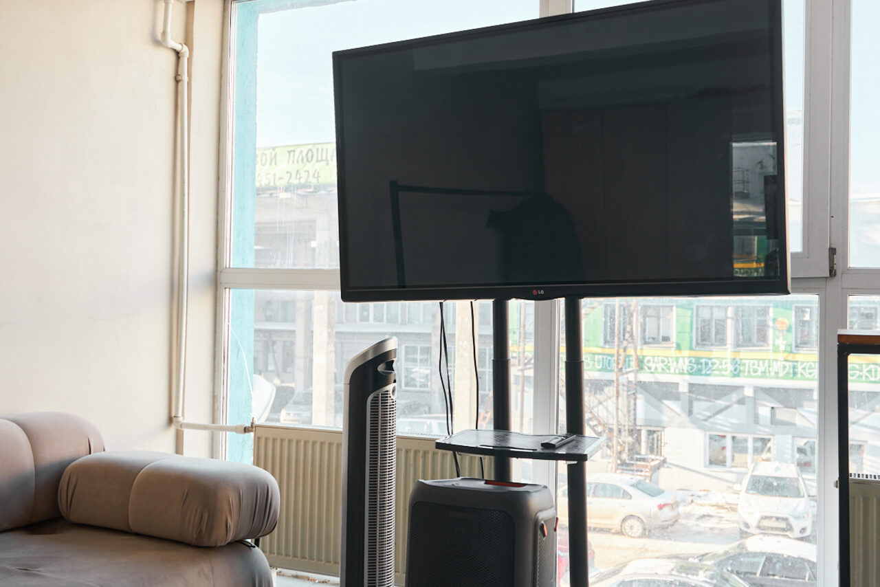 Арендовать Светлый лофт со светомузыкой и барной стойкой