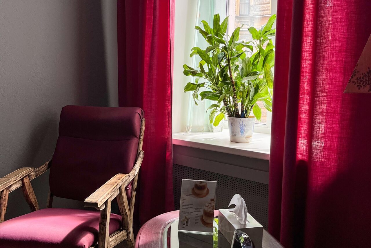 Арендовать Office with comfortable chairs and massage table