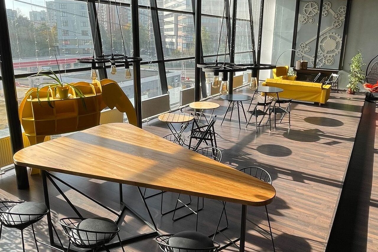 Арендовать Stylish loft with panoramic windows and fireplace