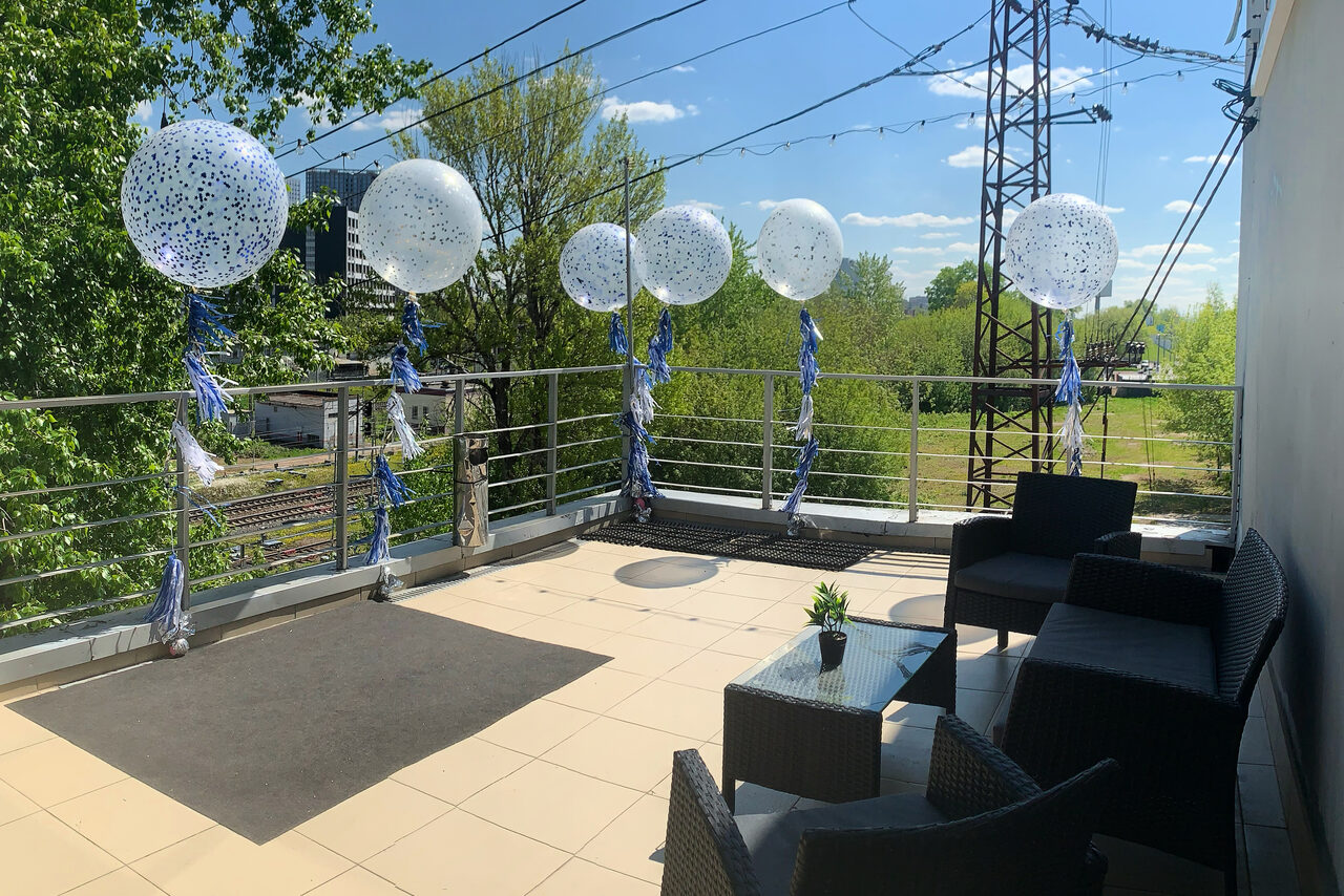 Арендовать Stylish loft with panoramic windows and fireplace