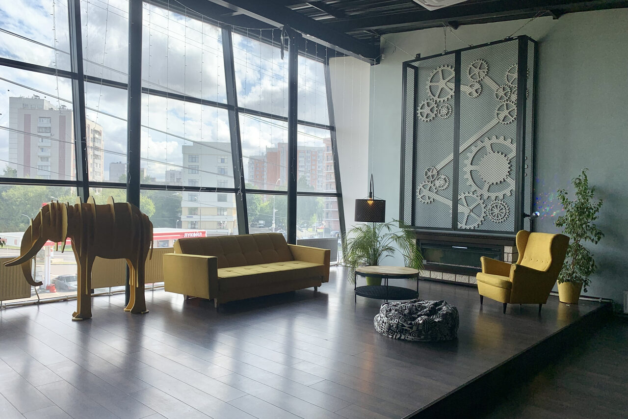 Арендовать Stylish loft with panoramic windows and fireplace