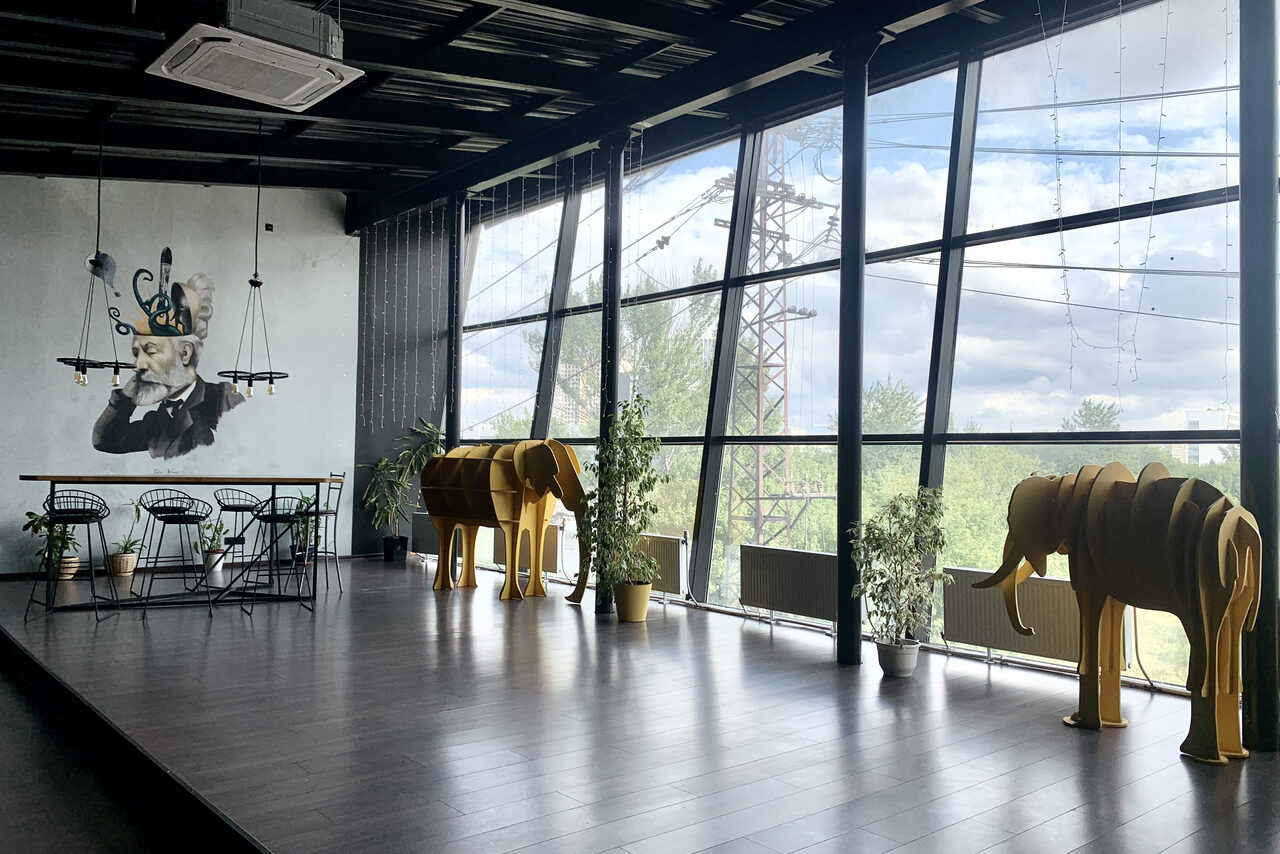 Арендовать Stylish loft with panoramic windows and fireplace