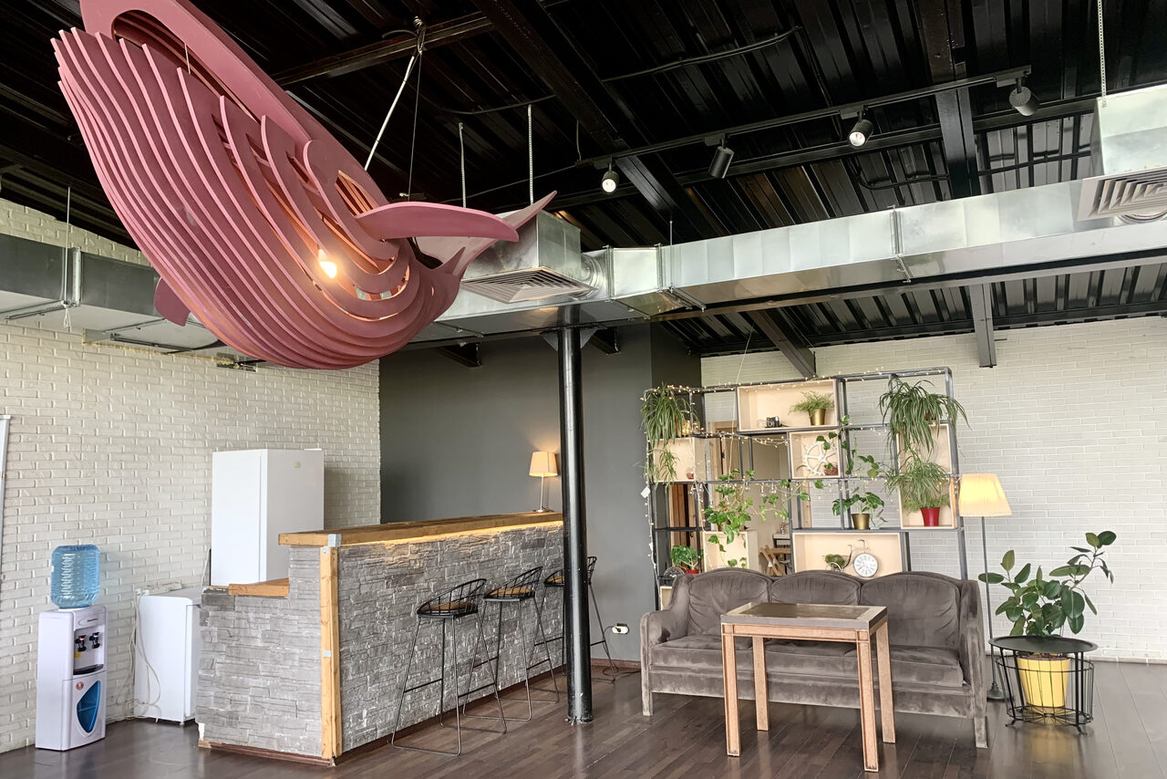 Арендовать Stylish loft with panoramic windows and fireplace