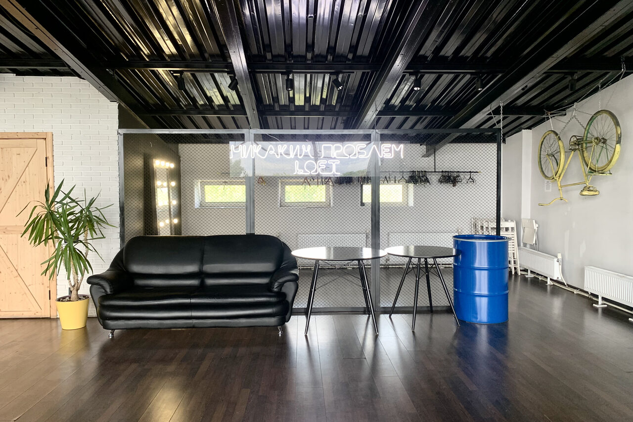 Арендовать Stylish loft with panoramic windows and fireplace