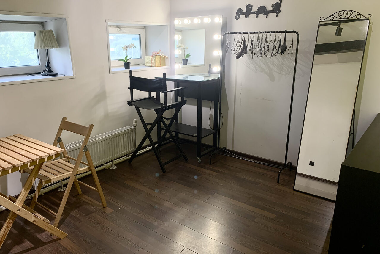 Арендовать Stylish loft with panoramic windows and fireplace