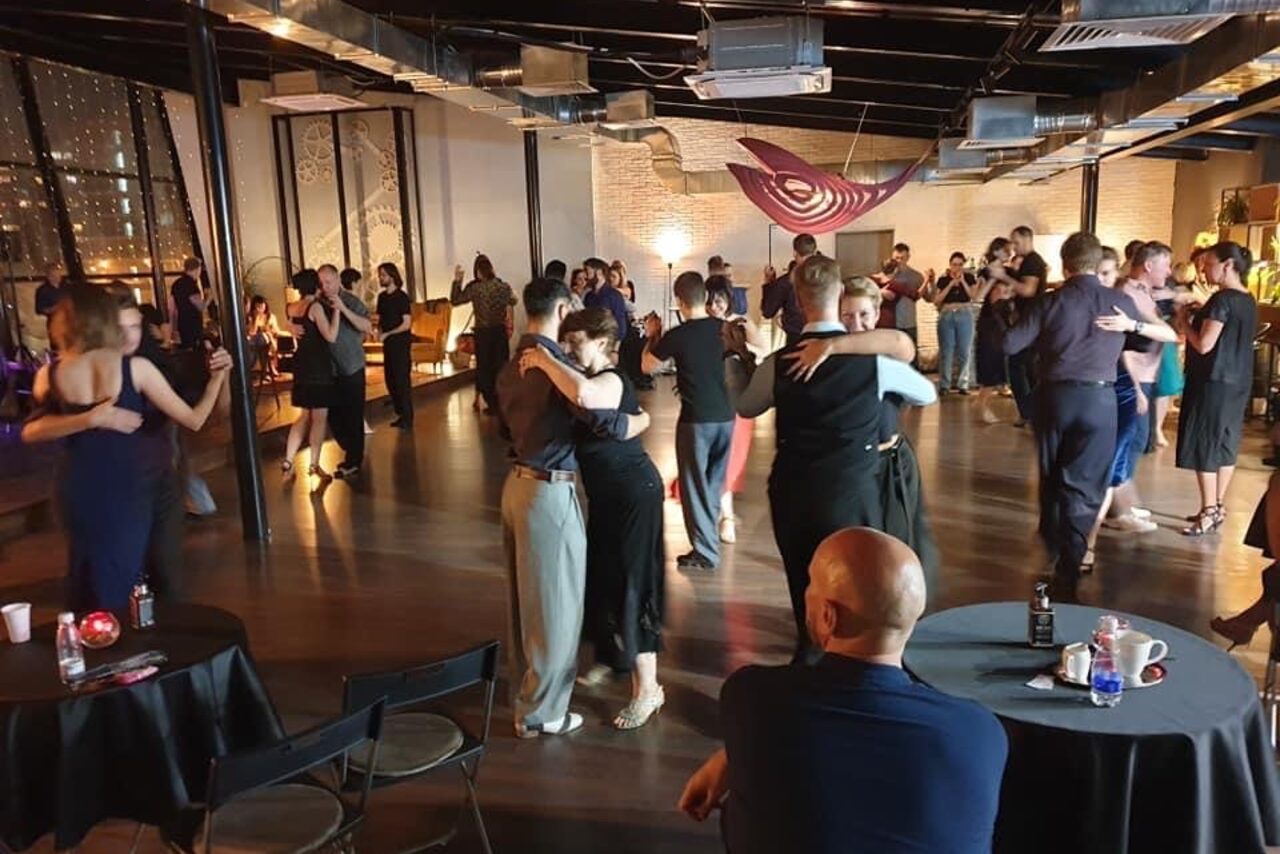 Арендовать Stylish loft with panoramic windows and fireplace