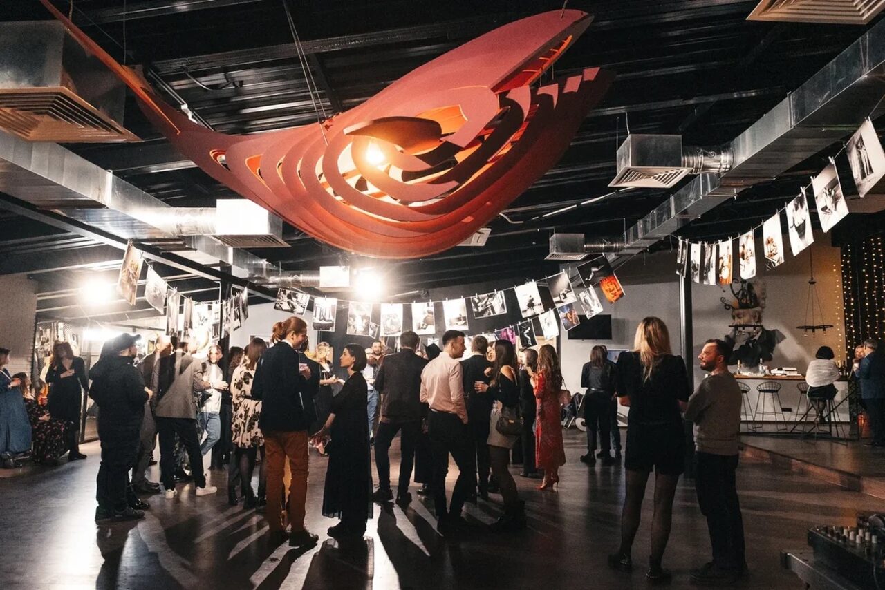 Арендовать Stylish loft with panoramic windows and fireplace