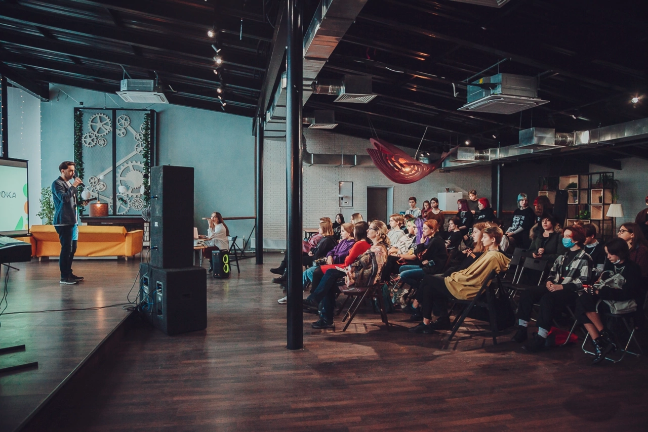 Арендовать Stylish loft with panoramic windows and fireplace