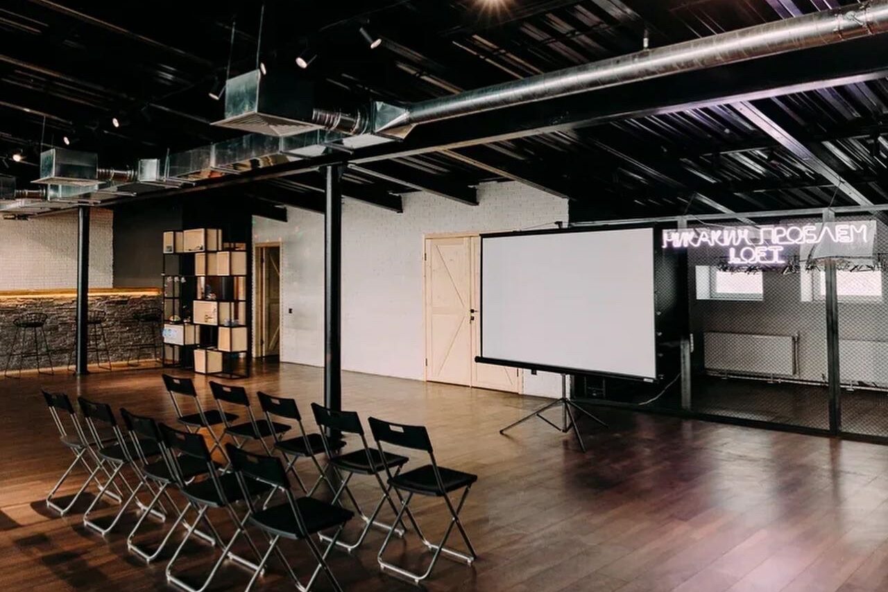 Арендовать Stylish loft with panoramic windows and fireplace