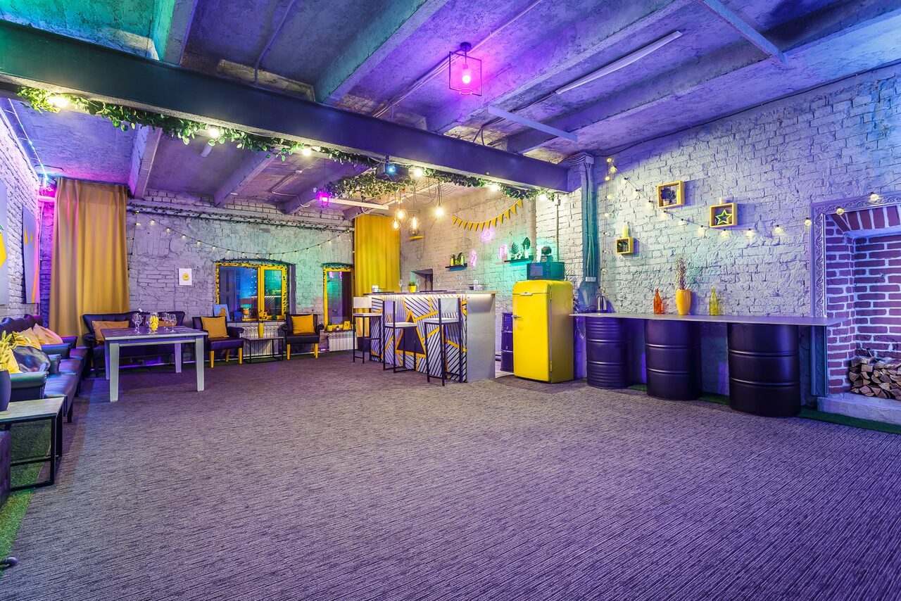 Арендовать Уютный лофт с яркими акцентами с летней верандой