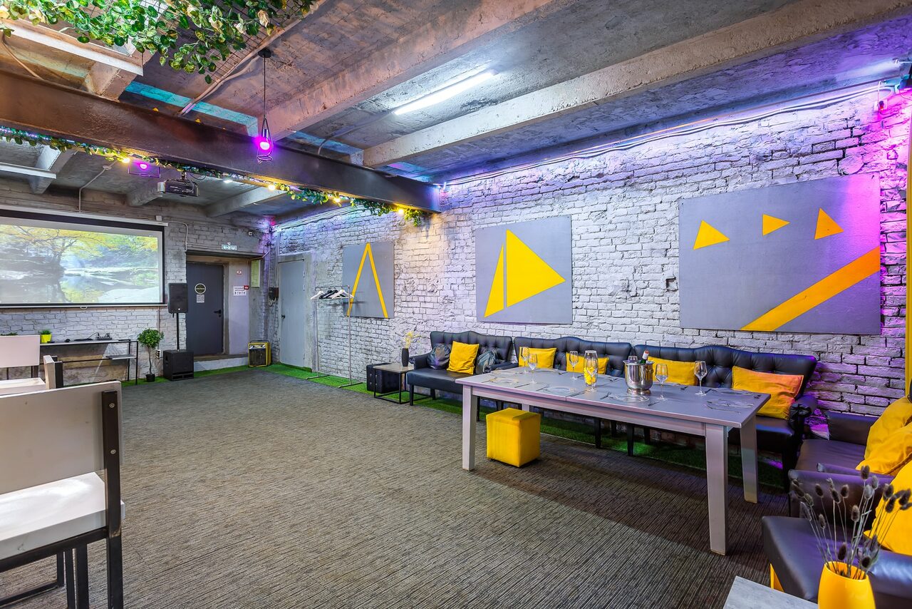 Арендовать Уютный лофт с яркими акцентами с летней верандой