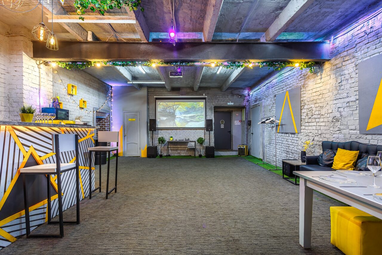 Арендовать Уютный лофт с яркими акцентами с летней верандой