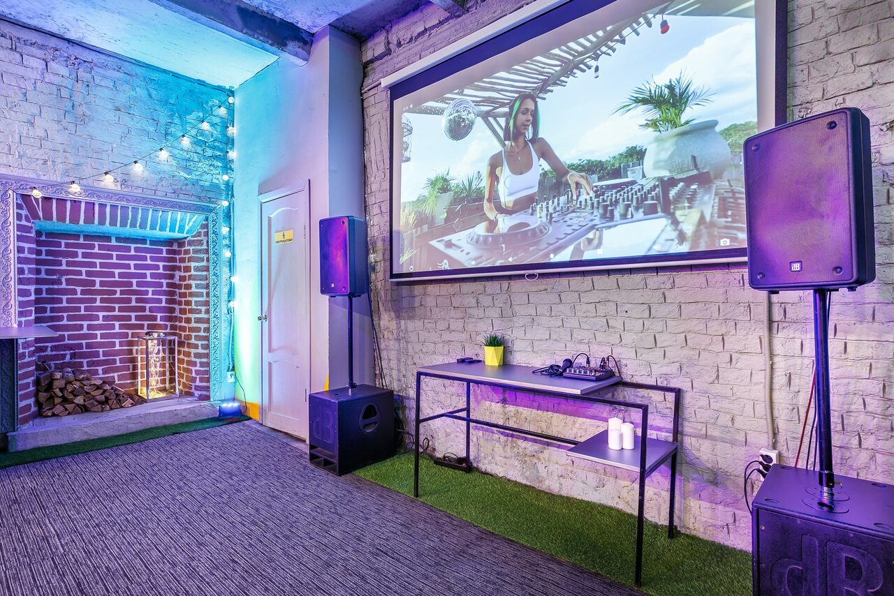 Арендовать Уютный лофт с яркими акцентами с летней верандой