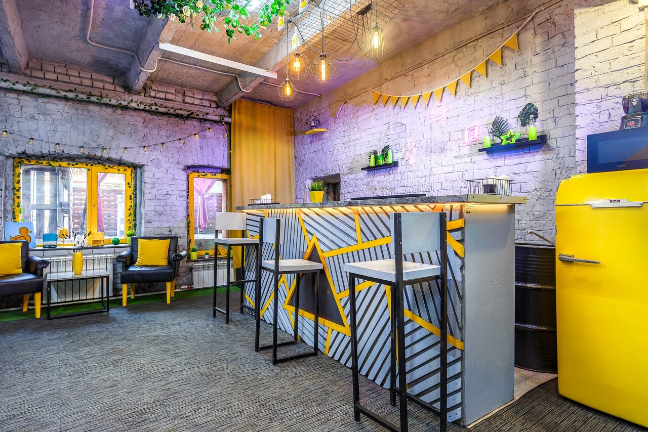 Арендовать Уютный лофт с яркими акцентами с летней верандой