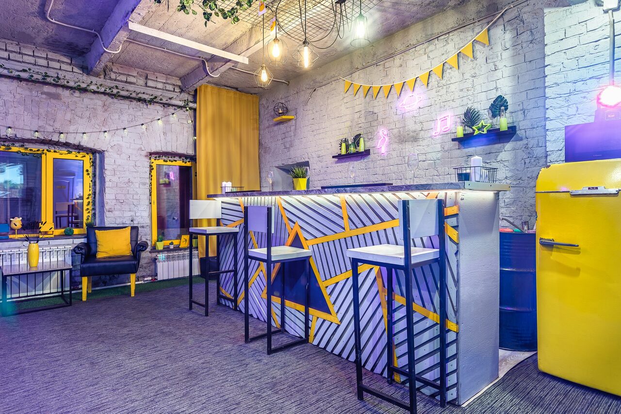 Арендовать Уютный лофт с яркими акцентами с летней верандой