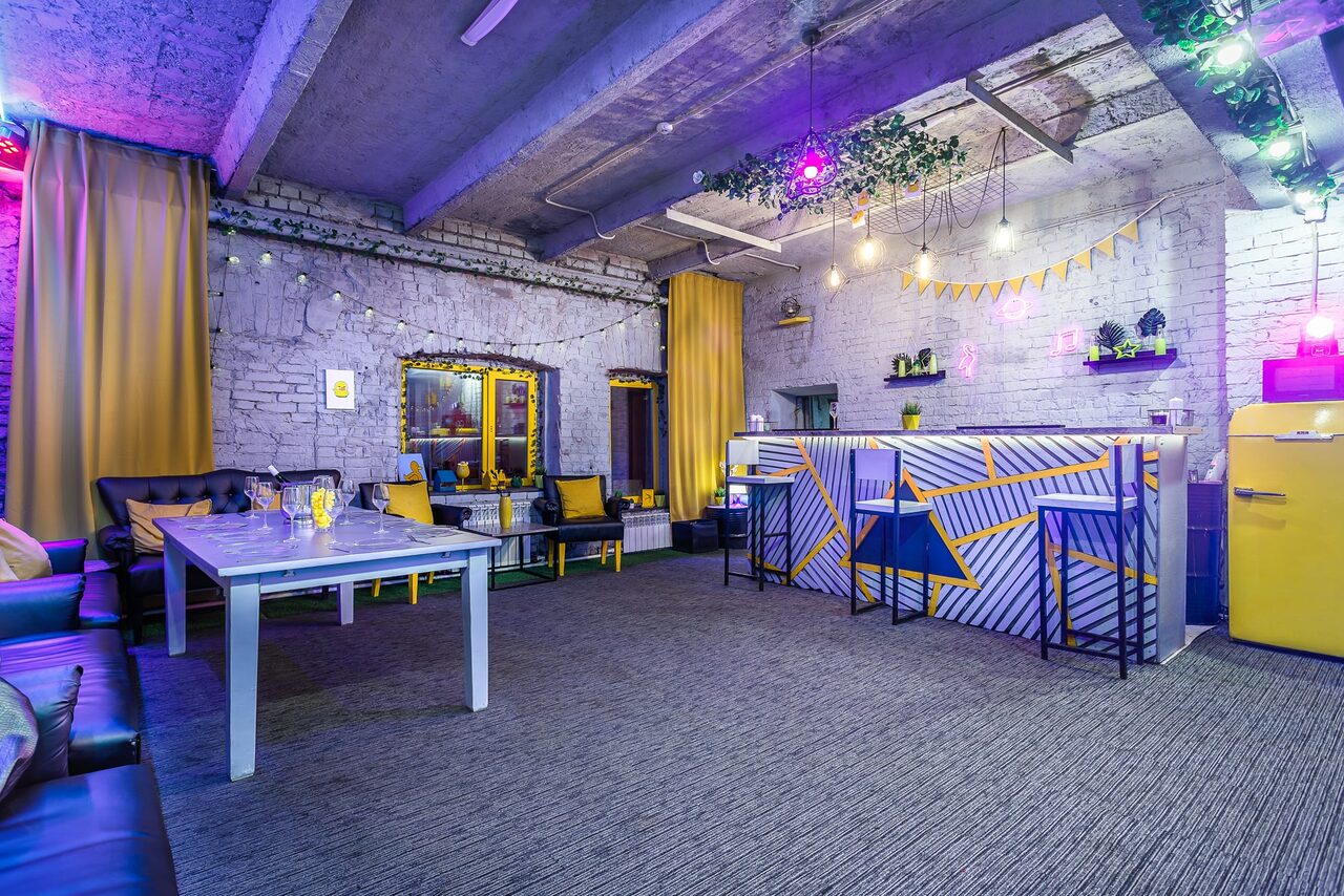 Арендовать Уютный лофт с яркими акцентами с летней верандой